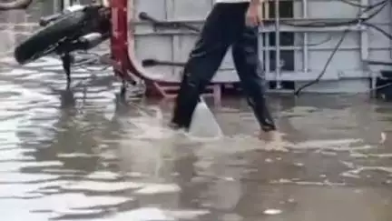 धनौरा: गजरौला में झमाझम बारिश से गर्मी से मिली राहत, हाईवे पर जल भराव, बाइक फिसली व ई-रिक्शा पलटी, कई घायल