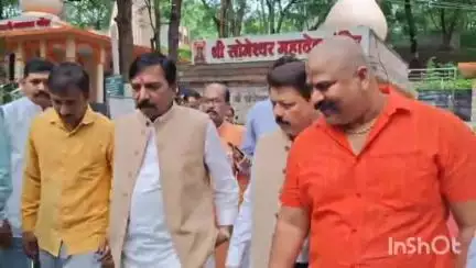 नाशिक: उबाटाचे मा महानगर प्रमुख विलास शिंदे जोरदार शक्ती प्रदर्शन करत ठाण्याचे दिशेने रवाना उपमुख्यमंत्री एकनाथ शिंदे यांच्या उ
