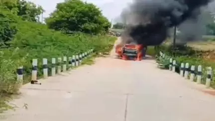 చారుపల్లి కెనాల్ వద్ద నడిరోడ్డుపై దగ్ధమైన కారు, ప్రమాదాన్ని గుర్తించి పరుగు తీసిన కారులోని వ్యక్తులు