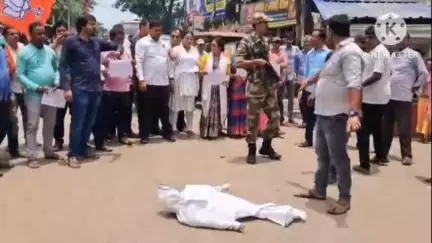 খানাকুল ১: কসবাই কলেজ ছাত্রী ধর্ষণ কান্ডের প্রতিবাদে মুখ্যমন্ত্রীর কুশপুত্তলিকা দাহ করে রাজ্য সড়ক অবরোধ খানাকুল বাস স্ট্যান্ডে