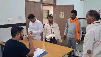 छतरपुर नगर: ग्राम केमाहा के पास सात लोगों ने पाँच को लाठी-डंडों से पीटा, ज़िला अस्पताल में भर्ती