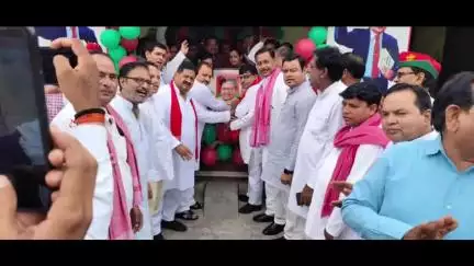इटावा: सिविल लाइन में पार्टी कार्यालय पर सपा प्रमुख राष्ट्रीय महासचिव प्रो. रामगोपाल यादव का जन्मदिन मनाया गया