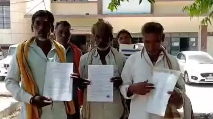 नरसिंहपुर: देवनगर सलैया के आदिवासी वन विभाग कार्यालय पहुंचे, ज़मीन से बेदखली का जताया विरोध