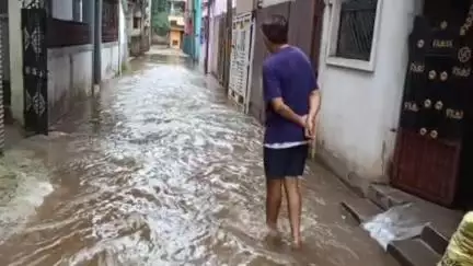 आदित्यपुर गम्हरिया: लगातार बारिश से कल्पनापुरी में घरों में घुसा नाली का गंदा पानी, तस्वीरें वायरल, AMC प्रशासन मौन