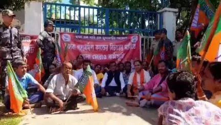 কুমারগ্রাম: কসবা ধর্ষণ কাণ্ড সহ নানা ইস্যুতে BJP-র কুমারগ্রাম থানা ঘেরাও কর্মসূচি, উপস্থিত সাংসদ ও বিধায়ক