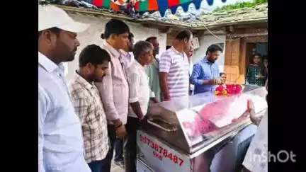 వికారాబాద్: కొండాపూర్ కలాన్ గ్రామనికి చెందిన జర్నలిస్ట్ శేఖర్, బార్వాద్ మహేందర్ రెడ్డి కి నివాళులర్పించిన మాజీ ఎమ్మెల్యే ఆనంద్
