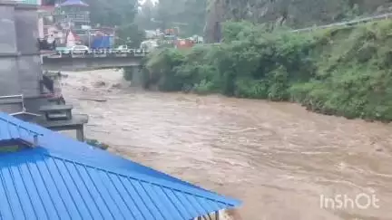 चच्योट: गोहर उपमंडल के ज्युनी खड़ में उफान, लगातार बारिश से जनजीवन प्रभावित