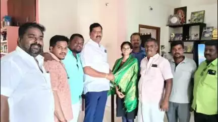காஞ்சிபுரம்: அண்ணா யுனிவர்சிட்டி பொறியியல் தரவரிசையில் முதலிடம் பிடித்த மாணவியை திமுக நிர்வாகி  பாராட்டி வாழ்த்தினார்