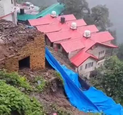 शिमला शहरी: शिमला के संजौली कॉलेज के पास बोथवेल में लैंडस्लाइड, मलबा घुसा घरों में