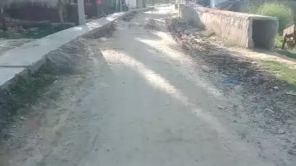 डुमरियागंज: शिवम गेस्ट हाउस के बगल से गांधीनगर वार्ड को जाने वाली सड़क काफी खराब स्थिति में लोग परेशान #jansamasya