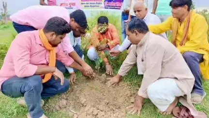इटवा: नगर पंचायत बिस्कोहर के देवीपुर में मां के नाम पर एक पेड़ लगाने का कार्यक्रम हुआ आयोजन