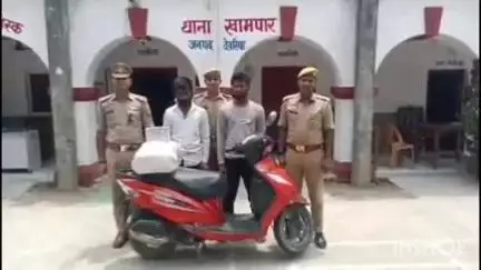 भाटपार रानी: विरामापट्टी ईदगाह के पास स्कूटी से अवैध शराब बिहार ले जा रहे 2 युवकों को पुलिस ने पकड़ा