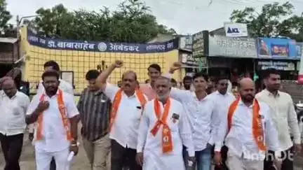 येवला: येवला विंचूर चौगुले येथे शिवसैनिकांच्या वतीने हिंदी सक्तीच्या विरोधात जीआरची होळी