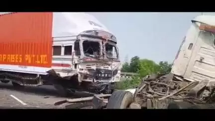 रेवाड़ी: दिल्ली-जयपुर हाईवे पर आसलवास पुल पर 2 ट्रालों की हुई टक्कर, एक चालक की हुई मौत