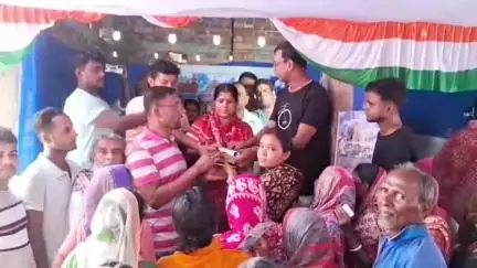 জয়নগর ২: দিঘার জগন্নাথ মন্দির  ও মুখ্যমন্ত্রীর ছবি দেওয়া ক্যালেন্ডার ও প্রসাদ স্থানীয়দের হাতে তুলে দিল গড়দেয়ানি অঞ্চল তৃণমূল