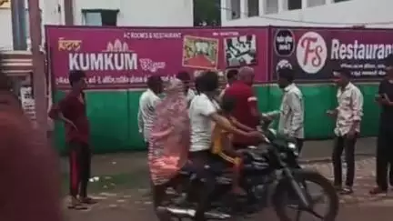 पन्ना: पन्ना में दिनदहाड़े चेन स्नैचिंग करने वाले बदमाश को राहगीरों ने पकड़कर जमकर पीटा, किया गया पुलिस के हवाले