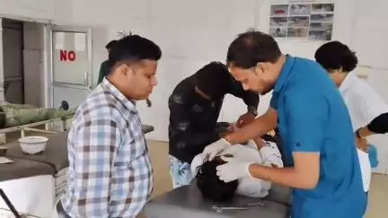 इटावा: आगरा कानपुर हाईवे पर डीपीएस स्कूल के सामने बाइक की टक्कर में दवा लेने इटावा आ रहे दो दोस्तों हुए घायल, सैफई रेफर