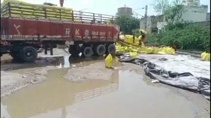 पाली: रेलवे यार्ड पर बारिश में भीगे यूरिया के कट्टे, लाखों रुपए का हुआ नुकसान