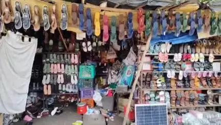 महोबा: जिला अस्पताल के पास जूते-चप्पल की दुकान को अज्ञात चोरों ने बनाया निशाना, चोर जूते-चप्पल सहित नगदी लेकर हुए फरार