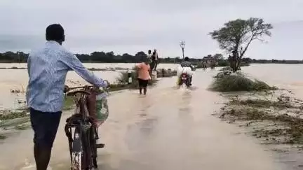 গোপীবল্লভপুর ১: টানা বৃষ্টিতে জলমগ্ন গোপীবল্লভপুরের বেলদুয়ার,বর্গীডাঙ্গা সহ একাধিক এলাকা,এলাকা পরিদর্শন করলেন পূর্ত কর্মাধ্যক্ষ