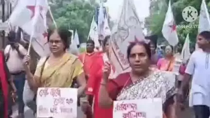 বাঁকুড়া ১: চার্চ মোড়ে রাস্তা অবরোদ করে বাম সংগঠনের বিক্ষোভ,আইন কলেজে ছাত্রী ধর্ষণ ও বোমার আঘাতে শিশুকন্যার মৃত্যুর ঘটনার প্রতিবাদে