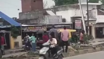 रुधौली: रुधौली में टूटे पोल और बिजली मरम्मत का कार्य जारी, स्ट्रीट लाइट खराब होने से लोगों को हो रही परेशानी
