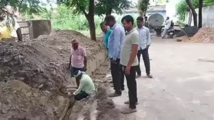 तमकुही राज: तमकुहीराज में नाली निर्माण की खुदाई में कटा बिजली का मेन केबल, 30 गांवों की बिजली हुई गुल