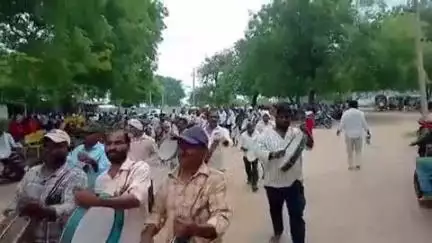 ఆర్మూర్: ఆర్మూర్ లోని కింది బజార్లో గల పోచమ్మ ఆలయంలో గంగా జలాలతో గ్రామ దేవతలకు జలాభిషేకం