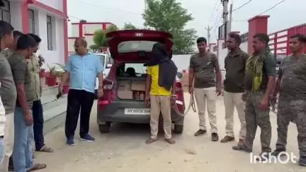 जमुई: डुमरी चेकपोस्ट पर उत्पाद विभाग ने क्विड कार से 107.250 लीटर अंग्रेजी शराब के साथ चालक को किया गिरफ्तार