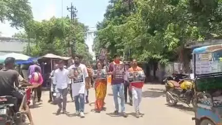 রামপুরহাট ১: খাস কলকাতায় ল' কলেজে ছাত্রী গণধর্ষন ঘটনার প্রতিবাদে বিজেপি যুব মোর্চার রামপুরহাটে মিছিল ও পথ অবরোধ