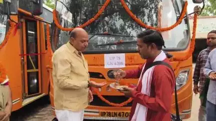 छोटी काशी गोला श्रावण माह से पहले रोडवेज ने दी ग्रामीण वासियो को सौगात 
गोला डिपो मेँ आज पांच नयी बसों का होगा संचालन,
पालिका अध्यक्ष विजय शुक्ला रिंकू ने बसों की पूजा कर हरि झंडी दिखा क़र ग्रामीण सेवा बस को रवाना किया