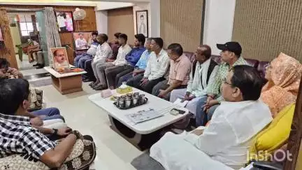 हरदोई: जिला पंचायत अध्यक्ष व क्षेत्रीय महामंत्री ने प्रधानमंत्री मोदी की मन की बात को अपने आवास पर कार्यकर्ताओं के साथ सुना