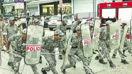 यवतमाळ: शहरातील विविध मार्गावरून काढण्यात आला रूट मार्च,बस स्थानक चौकात पोलिसांची दंगा काबू मॉक ड्रिल