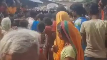 अनुमंडल क्षेत्र के टिकापट्टी गांव में सुबह शौच के लिए गए प्रकाश लाल देव की बिजली खंबे के संपर्क में आने से हुई मौत