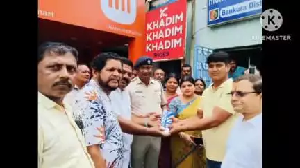 বাঁকুড়া ১: মানুষের পথ নিরাপত্তা রক্ষাকারী ট্রাফিক পুলিশকে বৃষ্টি রোদ থেকে রক্ষা করতে ছাতা  ও জলজামা প্রদান করলেন বড়জোড়ার বিধায়ক