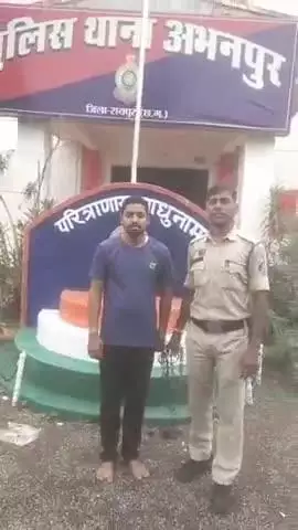 अभनपुर: अभनपुर थाना क्षेत्र में शासकीय योजना में कमीशन की मांग कर धोखाधड़ी करने वाले आरोपी को पुलिस ने किया गिरफ्तार