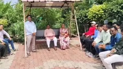 ललितपुर: उप्र प्राथमिक शिक्षक संघ ने सरकार द्वारा प्रदेश में बंद किए जा रहे विद्यालय के विरोध में सदर विधायक को सौंपा ज्ञापन