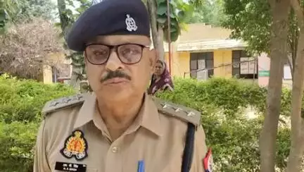 राजगढ़ थाना क्षेत्र के बघौडा गांव के सामने न्यू शिखर ढाबा पर खड़ी ट्रक के केबिन में अबूझ हाल में ट्रक चालक की मौत।मौके पर पहुंची राजगढ़ मड़िहान की संयुक्त पुलिस टीम के साथ क्षेत्रा अधिकारी