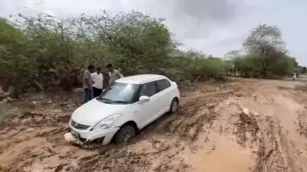 चितलवाना: हाड़ेचा से डडूसण मार्ग पर कीचड़ ने बढ़ाई परेशानी, राहगीर व वाहन चालक परेशान #जनसमस्या #jansamsya