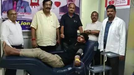 जौनपुर: कुत्तुपुर तिराहा पर लायंस क्लब के बैनर तले हुआ रक्तदान