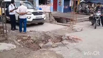 कासगंज: कासगंज शहर के सुमंत कुमार माहेश्वरी इंटर कॉलेज को जाने वाली सड़क पर टूटी पुलिया, लोग परेशान#jansamasya