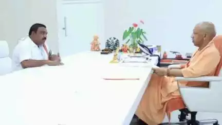 खलीलाबाद: नगर पालिका चेयरमैन जगत जायसवाल ने लखनऊ में मुख्यमंत्री योगी आदित्यनाथ से मुलाकात कर विकास कार्यों पर की चर्चा