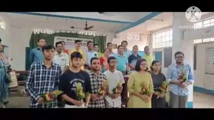 বাঁকুড়া ২: বাঁকুড়া বঙ্গ বিদ্যালয়ে বাঁকুড়া জিলা মক টেস্ট কমিটির উদ্যোগে এবছরের মক টেস্ট পরীক্ষায় অংশগ্রহণকারীদের সংবর্ধনা প্রদান