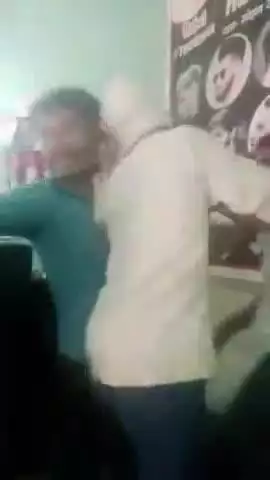 बिल्सी: भाजपा के बूथ अध्यक्ष को सरेआम दौड़ा-दौड़ाकर पीटा, गला दबाया और मोबाइल-पर्स छीनने का वीडियो हुआ वायरल