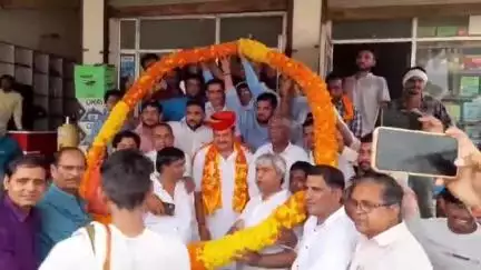 चिड़ावा: पूर्व चिकित्सा राज्यमंत्री डॉ. राजकुमार शर्मा का जोरदार स्वागत, 51 किलो की फूलमाला के साथ कार्यकर्ताओं ने किया