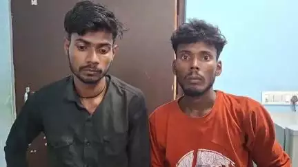 सहार: कोलोडीहरी गांव से पुलिस ने 30 लीटर शराब के साथ दो शराब तस्करों को किया गिरफ्तार