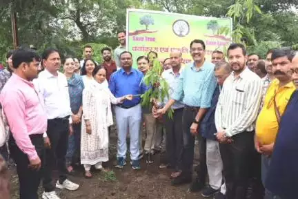 सीहोर: ग्राम अलहादा खेड़ी इछावर रोड पर प्रस्तावित नवीन जिला न्यायालय भवन भूमि पर वृक्षारोपण, प्रधान जिला न्यायाधीश शामिल हुए