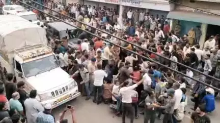 મોરબી: મોરબી શહેરના ખાટકીવાસમાં કહેવાતા ગૌરક્ષકો અને સ્થાનિક વચ્ચે લોકો વચ્ચે મોટી બબાલ, પોલીસ ઘટનાસ્થળે...