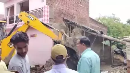 कालपी: बम्हौरी में तालाब किनारे अतिक्रमण कर बनाए मकानों पर बुलडोजर चलते ही बिलख-बिलख कर रो पड़ी महिलाएं