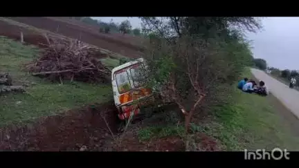 आलोट: ढोढर की 108 एंबुलेंस बरखेड़ा के पास खाई में गिरी, ग्रामीणों ने दी सूचना